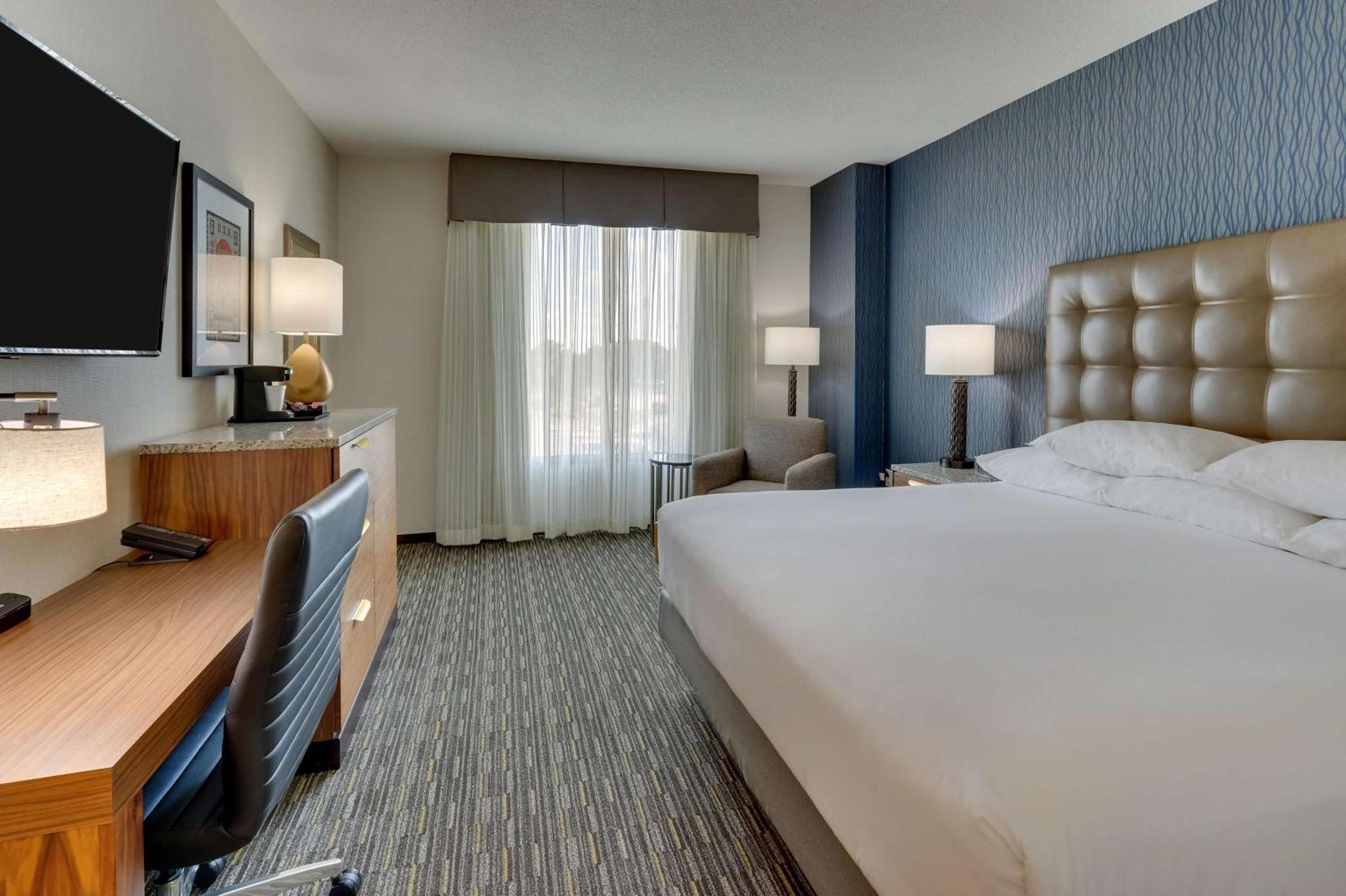 Hotel Drury & In Lafayette