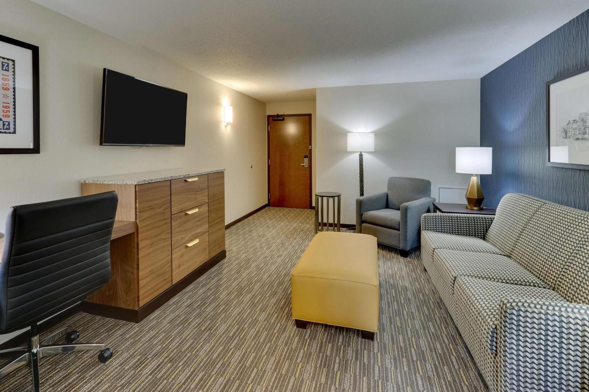 Hotel Drury & In Lafayette